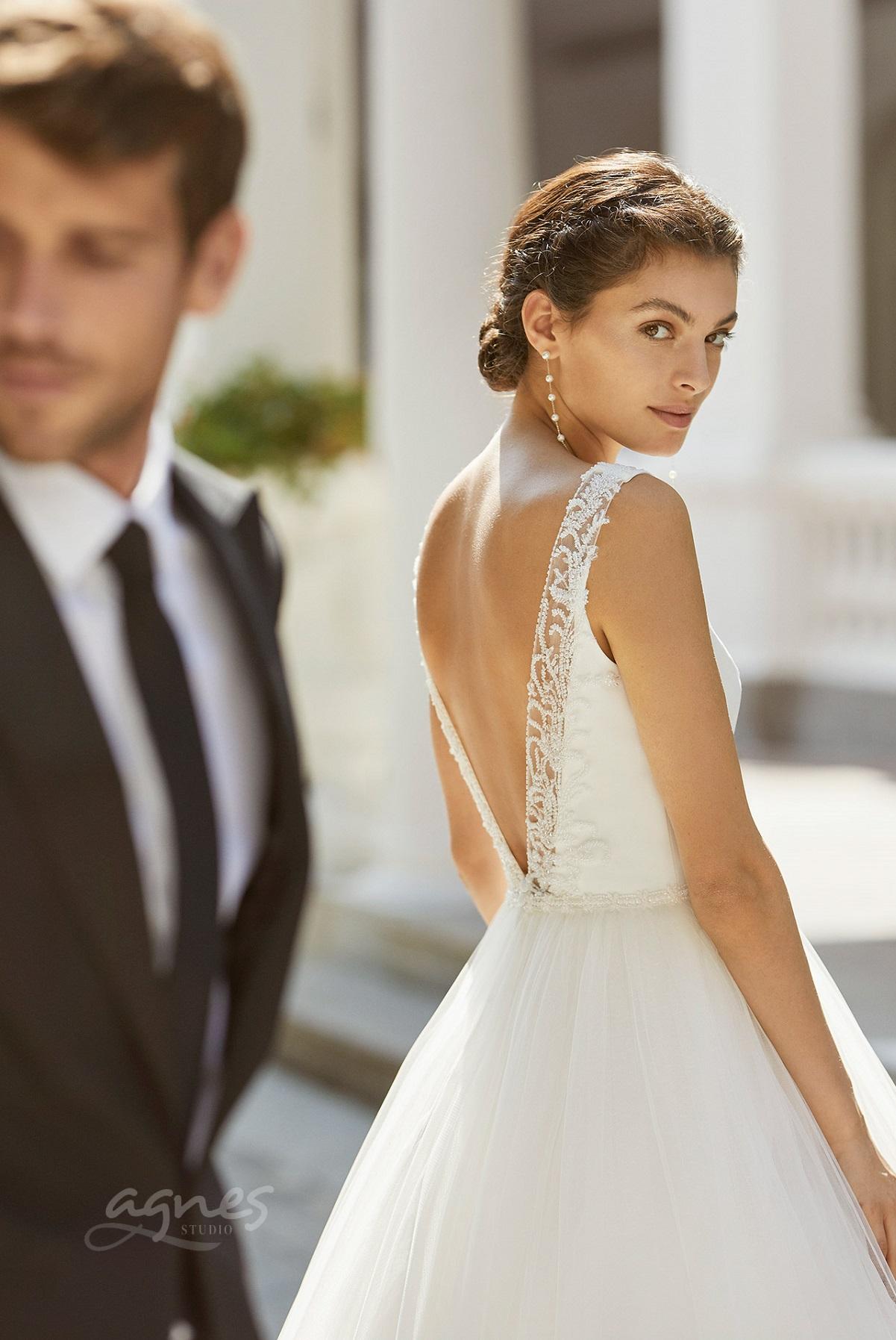 svatebni-saty-s-sirokou-tylovou-sukni-satenovy-vrchni-dil-svatba-v-kostele-na-zamku-v-prirode-6N146_3_SIRE_nahled