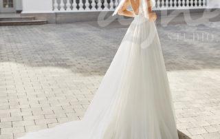 svatebni-saty-s-sirokou-tylovou-sukni-vystrih-do-v-svatba-v-kostele-na-zamku-6N134_2_SELYS