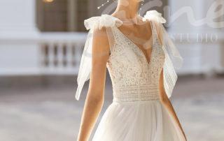 svatebni-saty-s-sirokou-tylovou-sukni-vystrih-do-v-svatba-v-kostele-na-zamku-6N134_3_SELYS