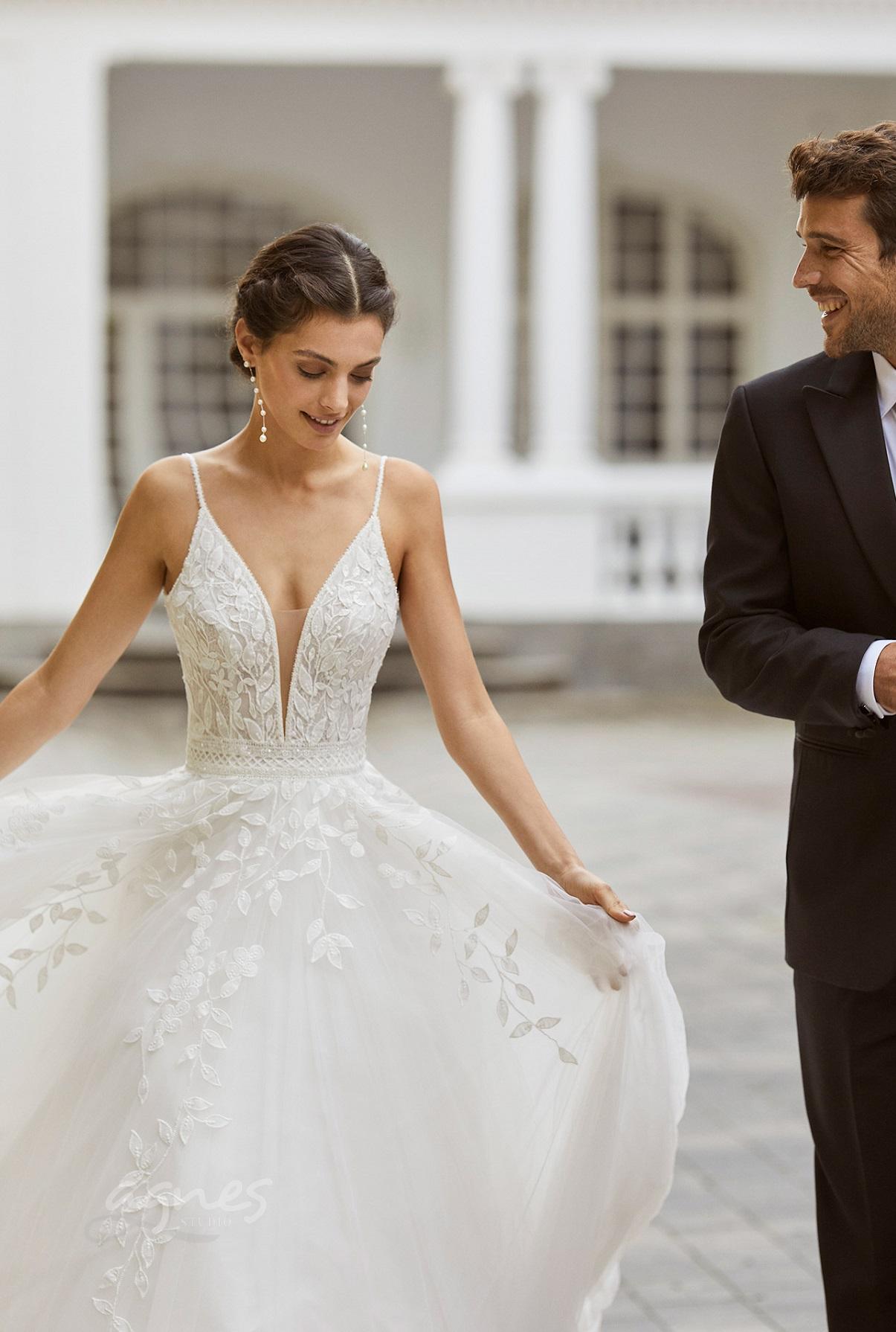 svatebni-saty-s-sirokou-tylovou-sukni-vystrih-do-v-svatba-v-kostele-na-zamku-6N139_1_SHAKIMA_nahled