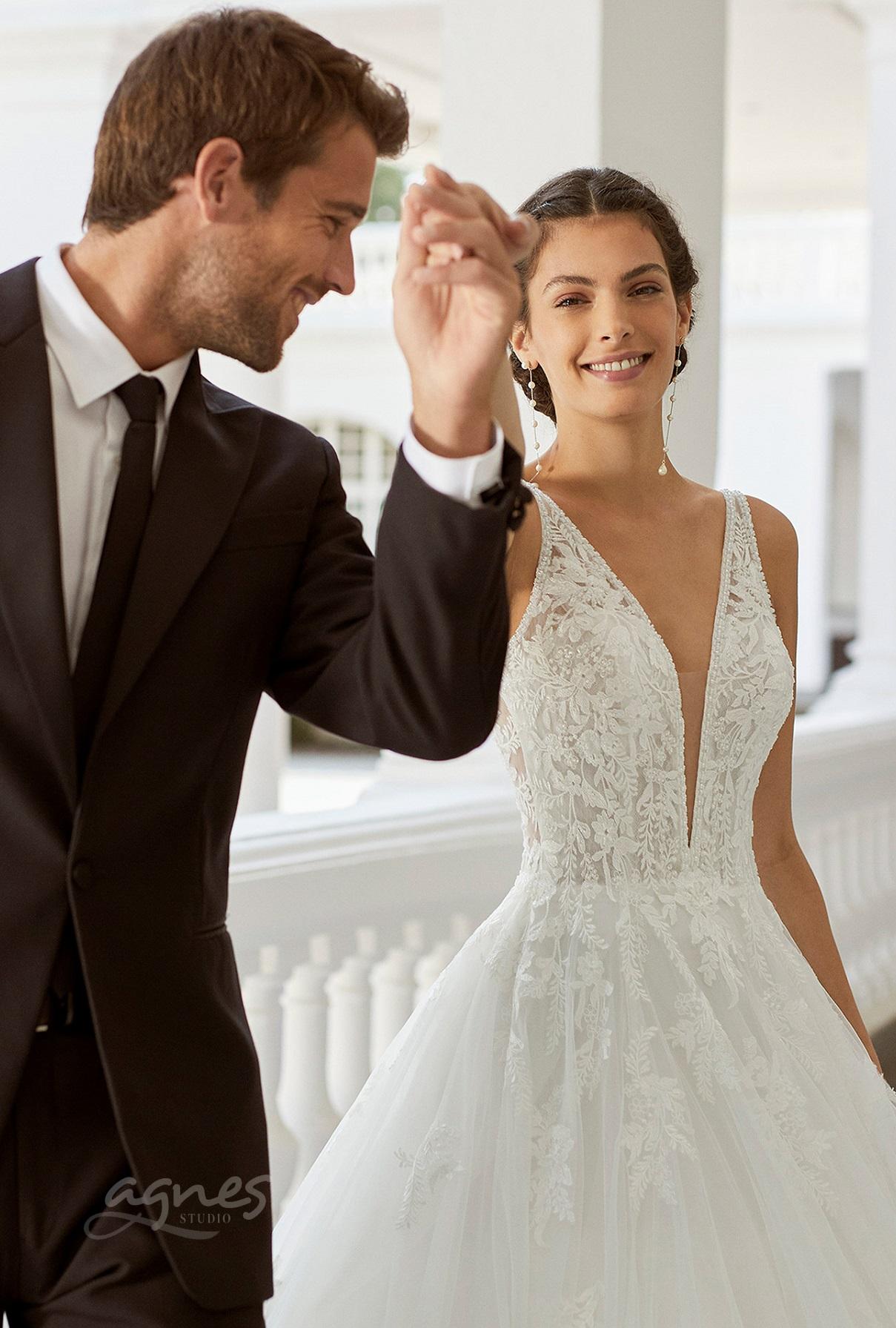 svatebni-saty-s-sirokou-tylovou-sukni-vystrih-do-v-svatba-v-kostele-na-zamku-6N142_1_SIMBA_nahled