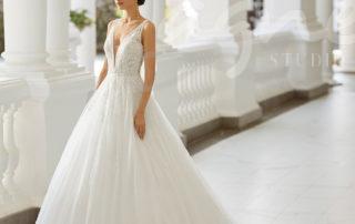 svatebni-saty-s-sirokou-tylovou-sukni-vystrih-do-v-svatba-v-kostele-na-zamku-6N142_2_SIMBA