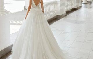 svatebni-saty-s-sirokou-tylovou-sukni-vystrih-do-v-svatba-v-kostele-na-zamku-6N142_3_SIMBA