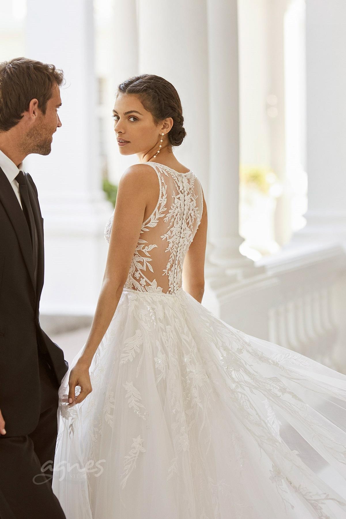 svatebni-saty-s-tylovou-sukni-vystrih-do-v-svatba-v-kostele-na-zamku-6N143_1_v-prirode-SIMONET_nahled