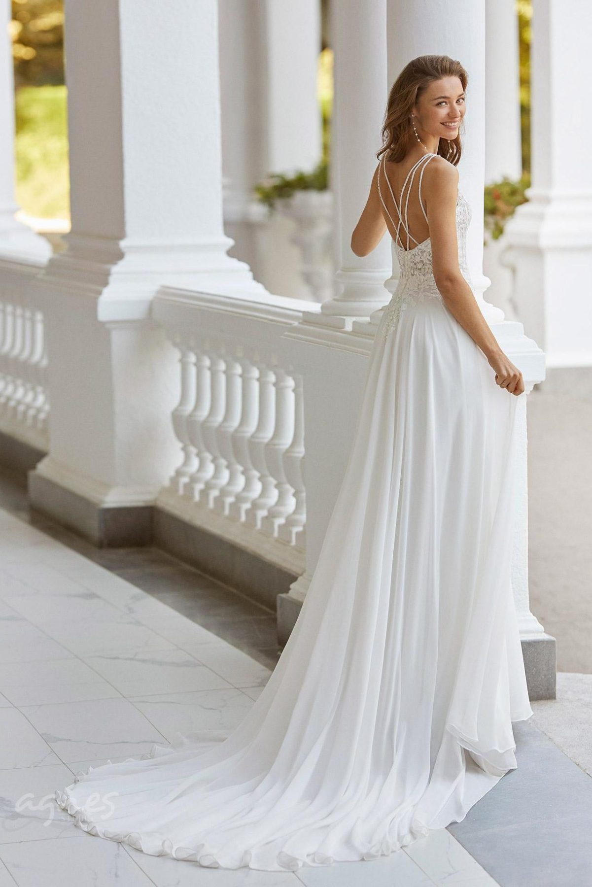 svatebni-saty-saina-s-tylovou-sukni-s-krajkovym-vrchnim-dilem-6N107_2_SAINA