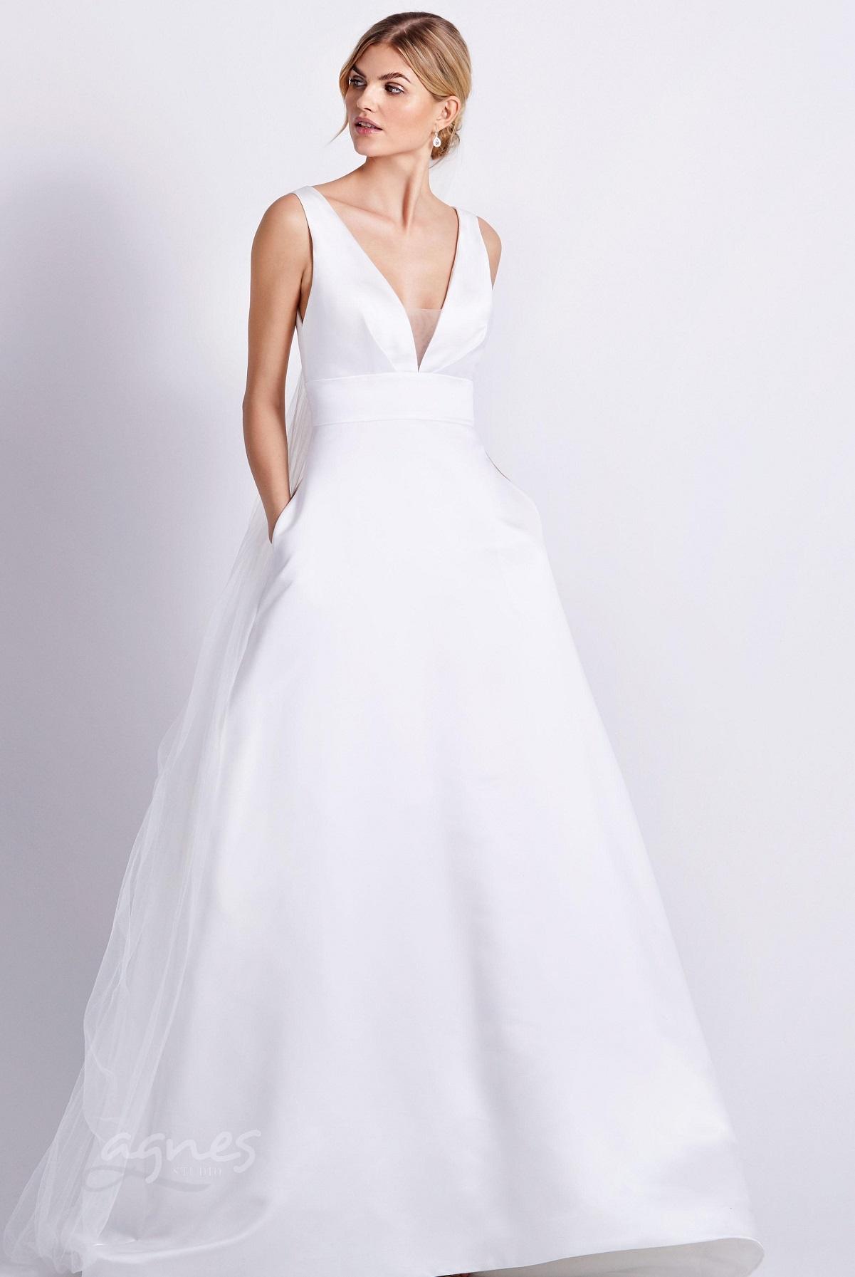 svatebni-saty-satenove-s-vystrihem-do-v-svatba-v-prirode-08-4280-cr_1_nahled