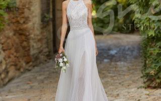 svatebni-saty-splyvave-s-rozparkem-svatba-v-kostele-v-prirode-6B146_2_MIMOSA Romantické svatební šaty