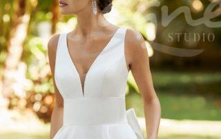 svatebni-saty-zuley-hladke-satenove-5N150_2_ZULEY Svatba v přírodě