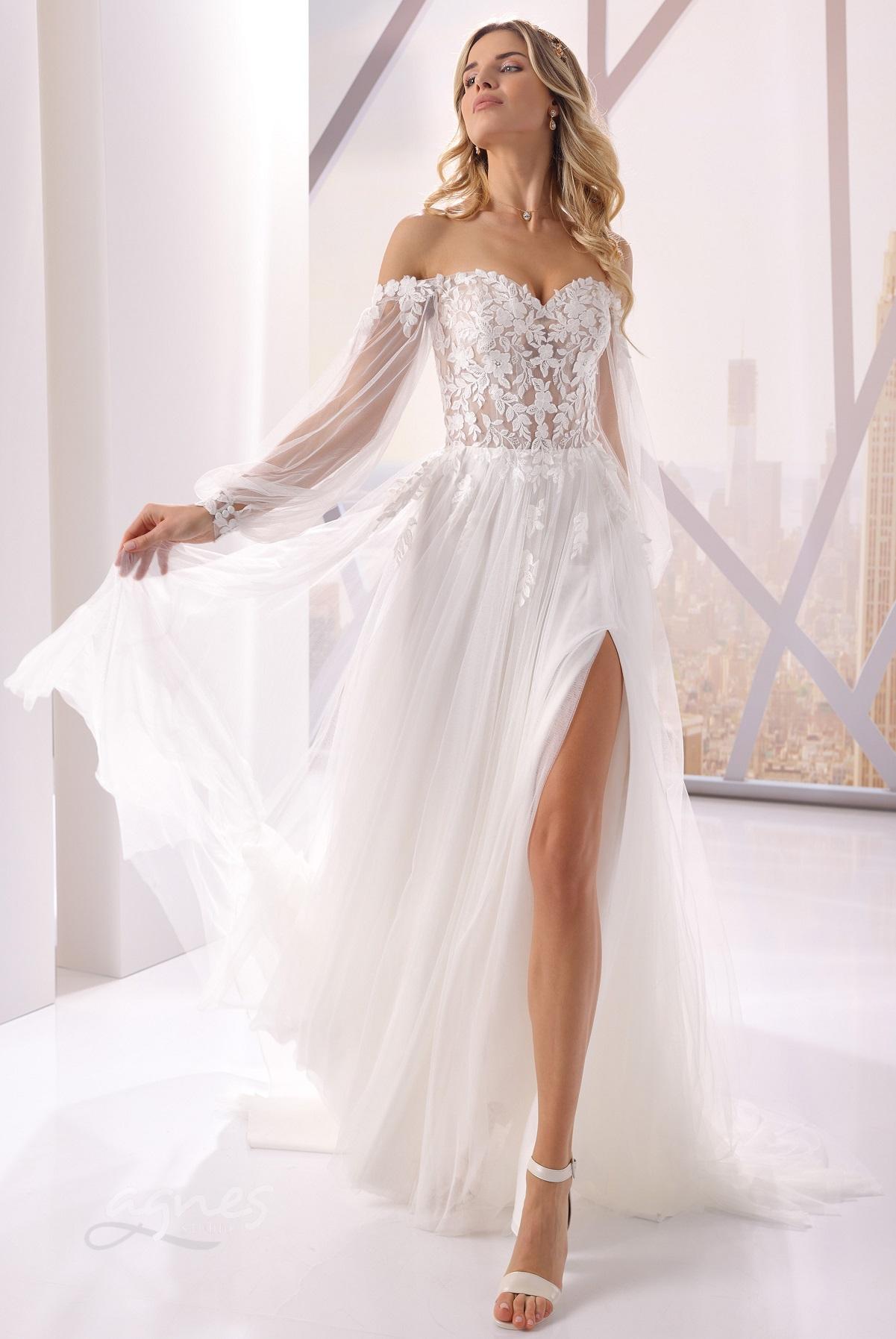 studioagnes_korzetove-svatebni-saty-krajkove-s-dlouhym-tylovym-rukavem-splyvavou-sukni-vystrih-v-sukne-s-rozparkem-svatba-v-kostele-prirode-BRAELYNN-B1_web