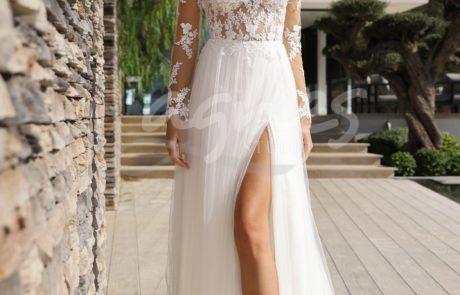 studioagnes_svatebni-saty-krajkove-dlouhe-rukavy-vystrih-v-rozparek-splývava-sukne-s-vleckou-svatba-v-kostele-prirode-ISLEY-B1_web