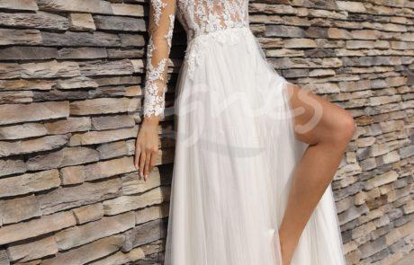 studioagnes_svatebni-saty-krajkove-dlouhe-rukavy-vystrih-v-rozparek-splývava-sukne-s-vleckou-svatba-v-kostele-prirode-ISLEY-B3_web