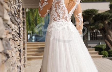 studioagnes_svatebni-saty-krajkove-dlouhe-rukavy-vystrih-v-rozparek-splývava-sukne-s-vleckou-svatba-v-kostele-prirode-ISLEY-C