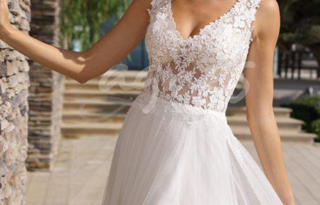 studioagnes_svatebni-saty-krajkove-dlouhe-rukavy-vystrih-v-rozparek-splývava-sukne-s-vleckou-svatba-v-kostele-prirode-ISLEY-D1web