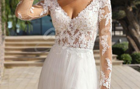 studioagnes_svatebni-saty-krajkove-dlouhe-rukavy-vystrih-v-rozparek-splývava-sukne-s-vleckou-svatba-v-kostele-prirode-ISLEY-D_web