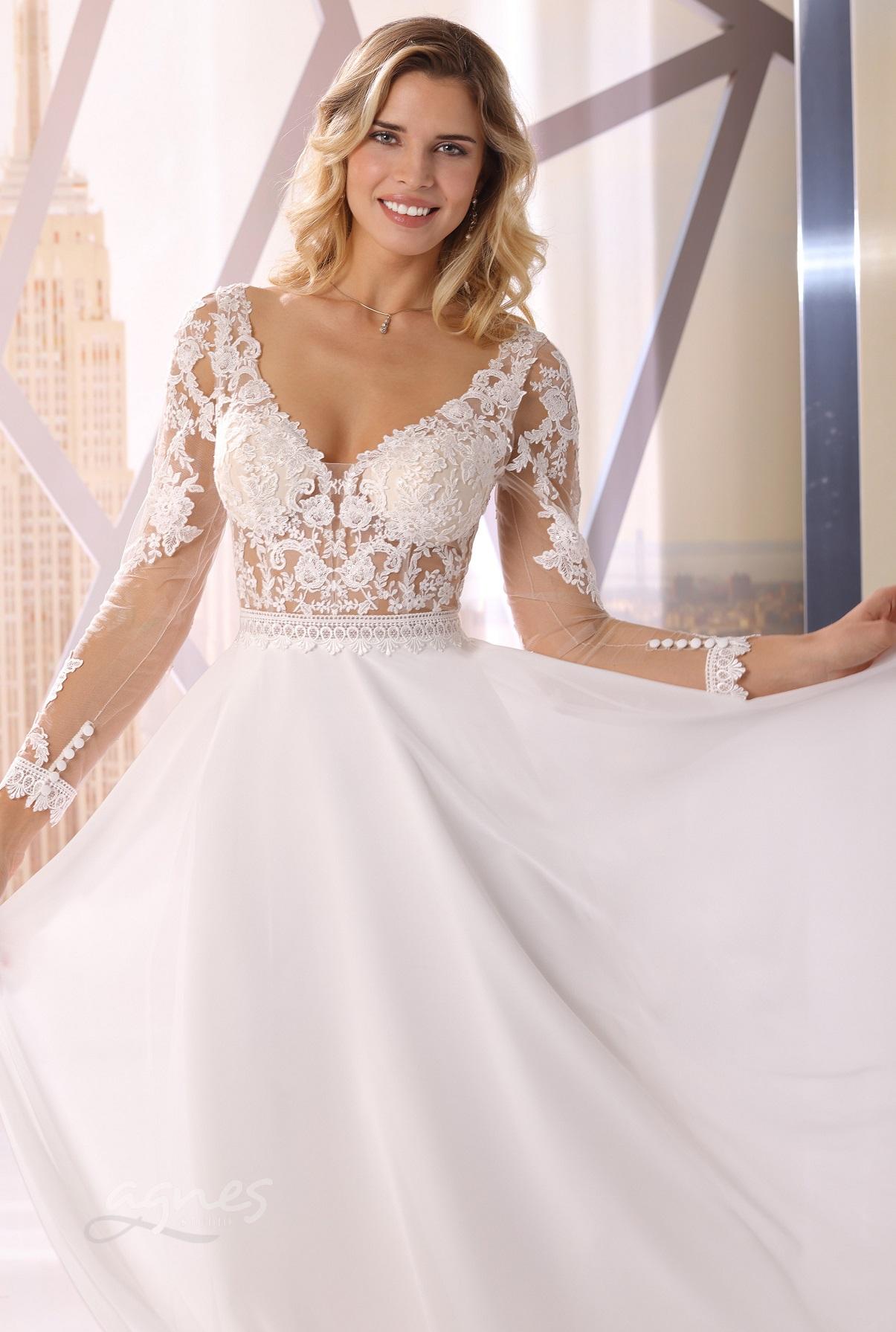 studioagnes_svatebni-saty-krajkove-dlouhe-rukavy-vystrih-v-splývava-sifonova-sukne-s-vleckou-svatba-v-kostele-prirode-RAE-D_web