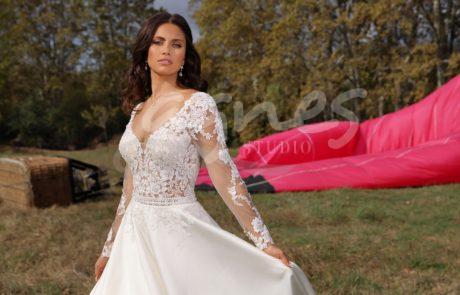 studioagnes_svatebni-saty-krajkove-s-dlouhym-rukavem-satenovou-sukni-vystrih-v-sukne-svatba-v-kostele-prirode-LUELLA-A_web