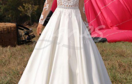 studioagnes_svatebni-saty-krajkove-s-dlouhym-rukavem-satenovou-sukni-vystrih-v-sukne-svatba-v-kostele-prirode-LUELLA-B_web