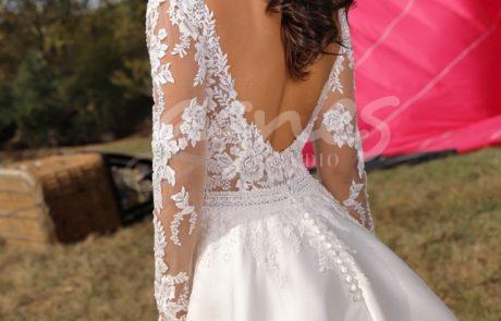 studioagnes_svatebni-saty-krajkove-s-dlouhym-rukavem-satenovou-sukni-vystrih-v-sukne-svatba-v-kostele-prirode-LUELLA-C_web