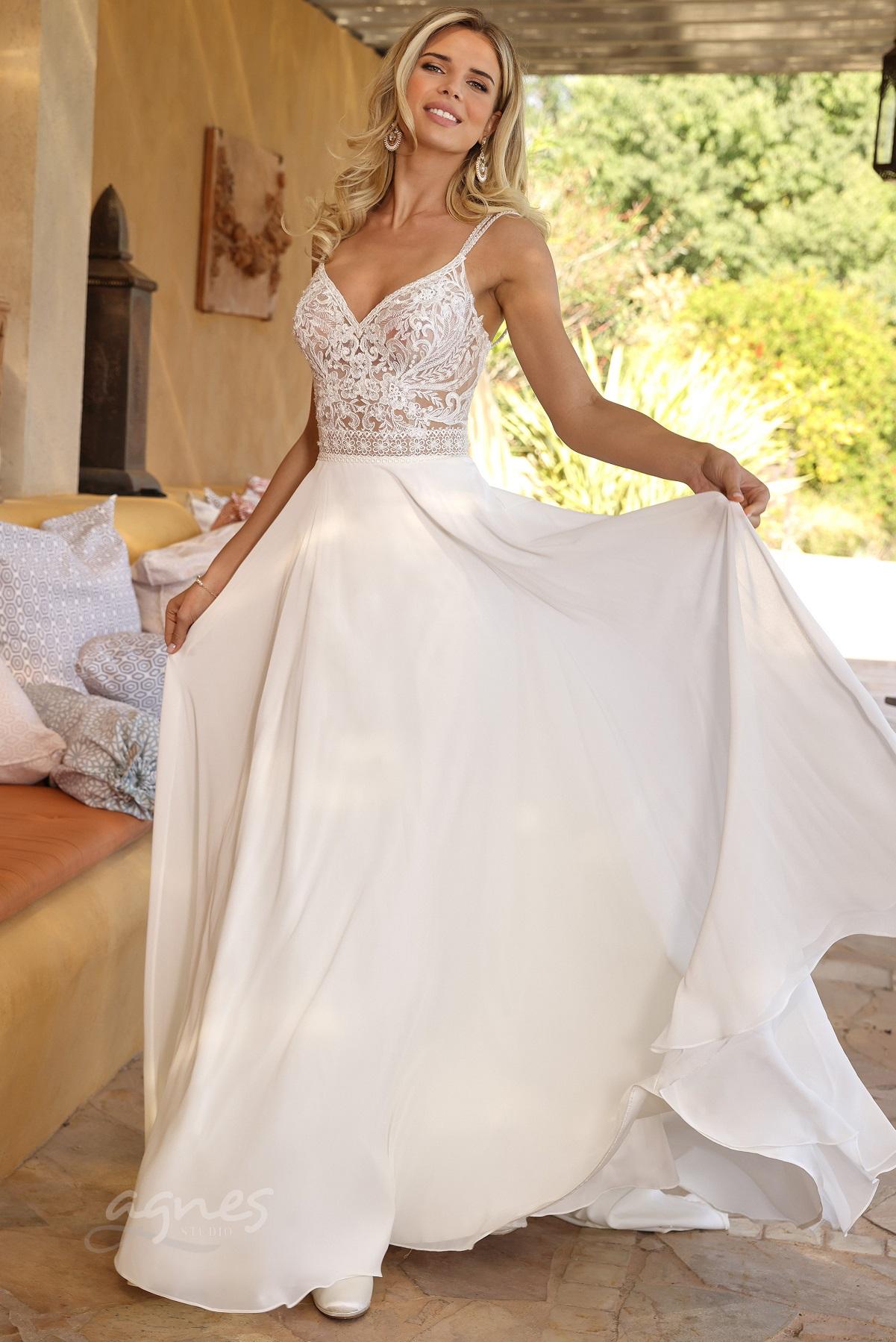 studioagnes_svatebni-saty-krajkove-spagetova-raminka-vystrih-v-tylova-splyvava-sukne-svatba-v-kostele-prirode-LONDYN-B_web