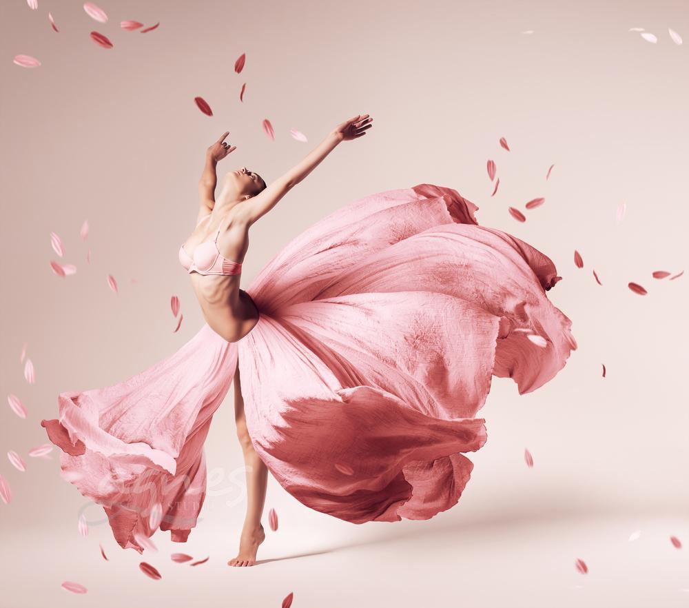 Saténový sen: Odvažte se zářit ve svatebních šatech plných luxusu a elegance