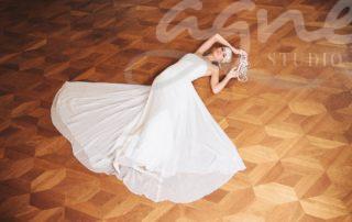 svatebni-saty-splyvave-hedvabi-boko-vintage-kuessdiebraut-faye-pearl-2