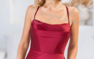 StudioAgnes-spolecenske-saty-uzky-strih-satenove-AL5025-cervene-rio-red_2