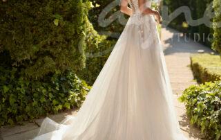 Studioagnes_svatebni_saty_s_rozparkem_a_spadlymi_raminky_adrianaalier_9N38_DENVER_ADRIANA_ALIER_2