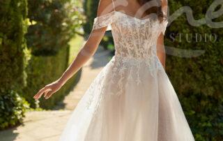 Studioagnes_svatebni_saty_s_rozparkem_a_spadlymi_raminky_adrianaalier_9N38_DENVER_ADRIANA_ALIER_3