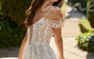 Studioagnes_svatebni_saty_s_rozparkem_a_spadlymi_raminky_adrianaalier_9N38_DENVER_ADRIANA_ALIER_4