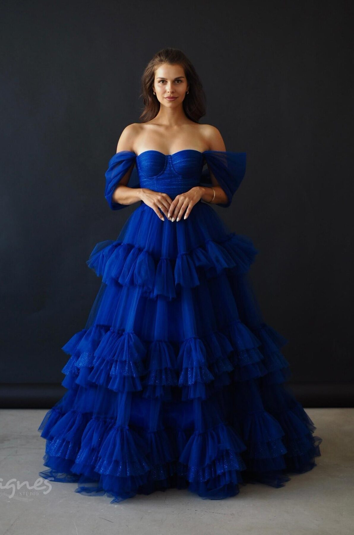 modre_se_sirokou_volanovou_tylovou_sukni_Marta