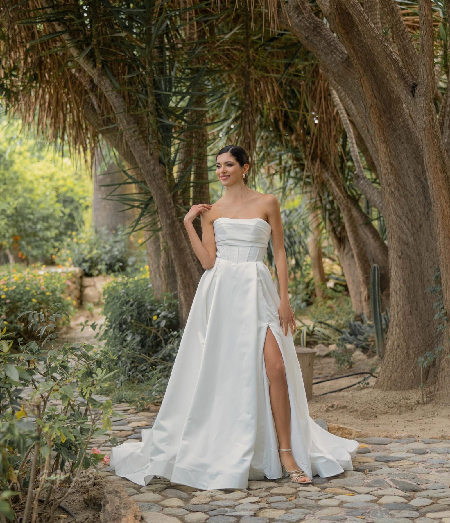 Studioagnes-svatebni-saty-minimalisticke-korzetove-hladke-ze-satenu-4WJY01A_202400070804