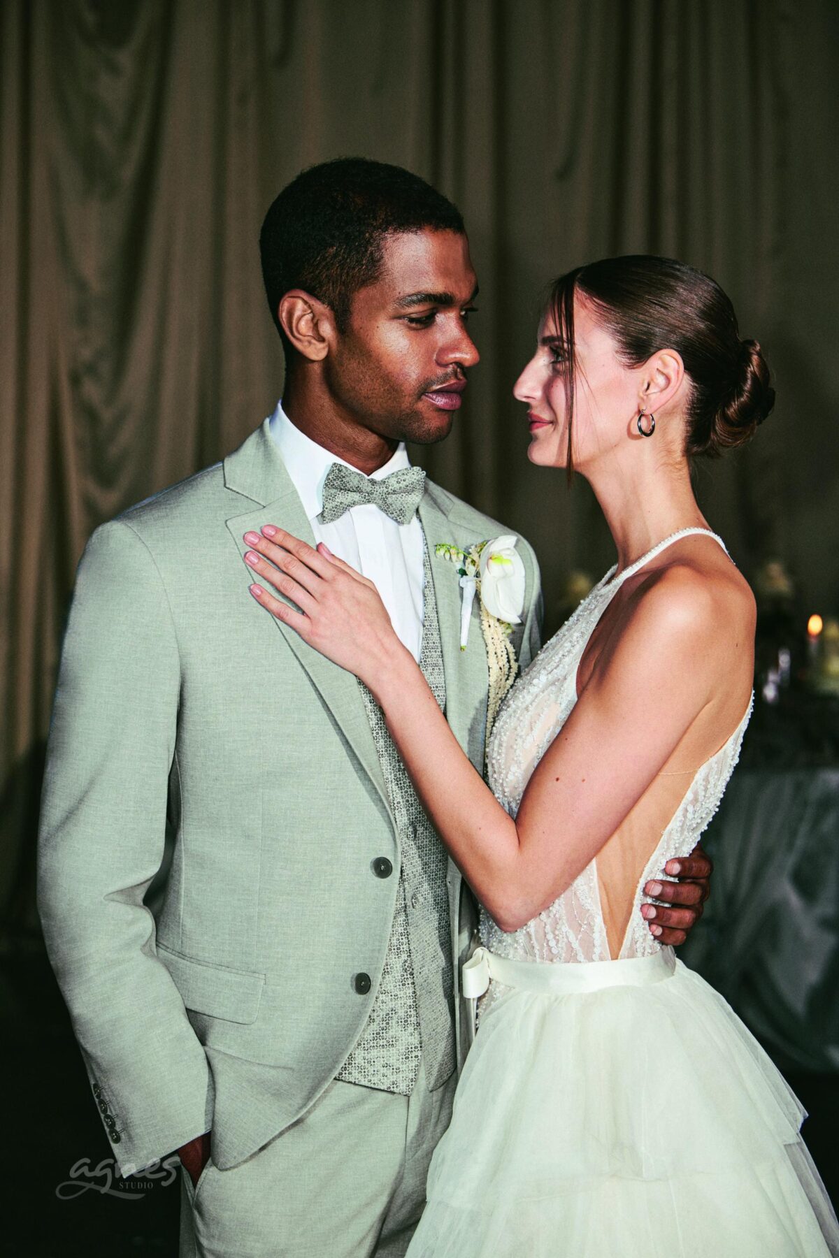 studioagnes-pansky-svatebni-oblek-pro-zenicha-sedy-wil_0126_otf_at-look6-861104-HighRes-Mood_4