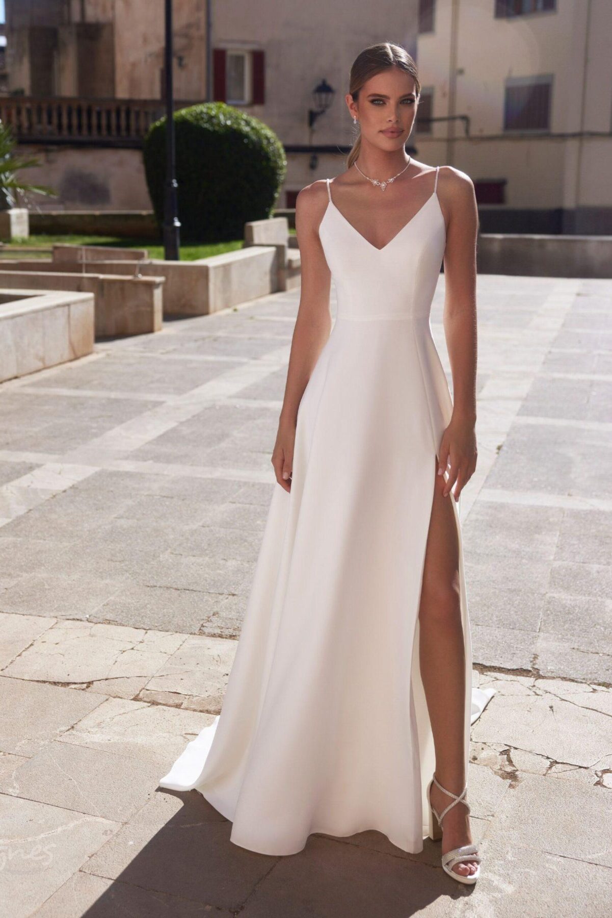 studioagnes-svatebni-saty-jednoduche-hladke-s-rozparkem-bianco-evento-bridal-dress-adelina-_1_