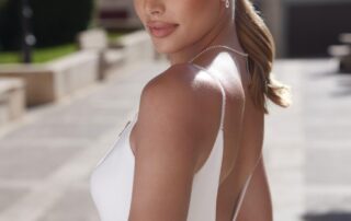 studioagnes-svatebni-saty-jednoduche-hladke-s-rozparkem-bianco-evento-bridal-dress-adelina-_3_